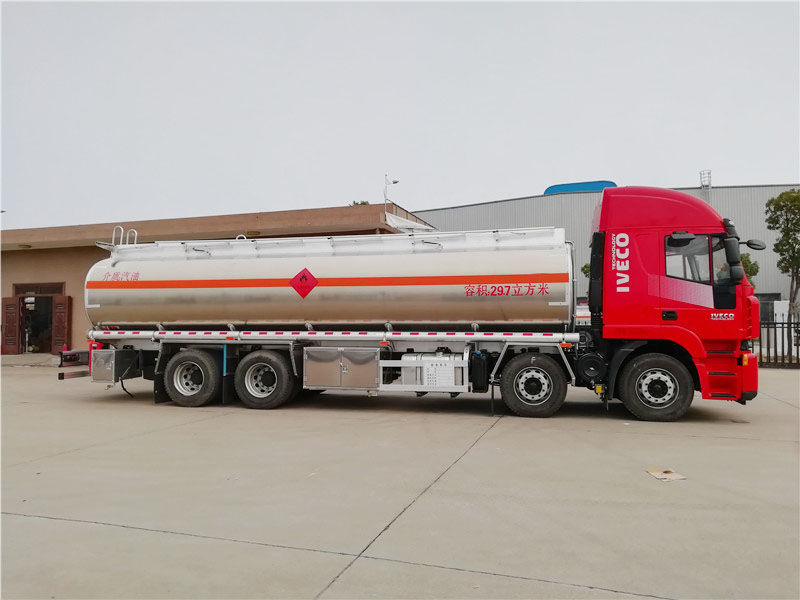上汽紅巖29.7方前四后八鋁合金運油車，20噸運油車
