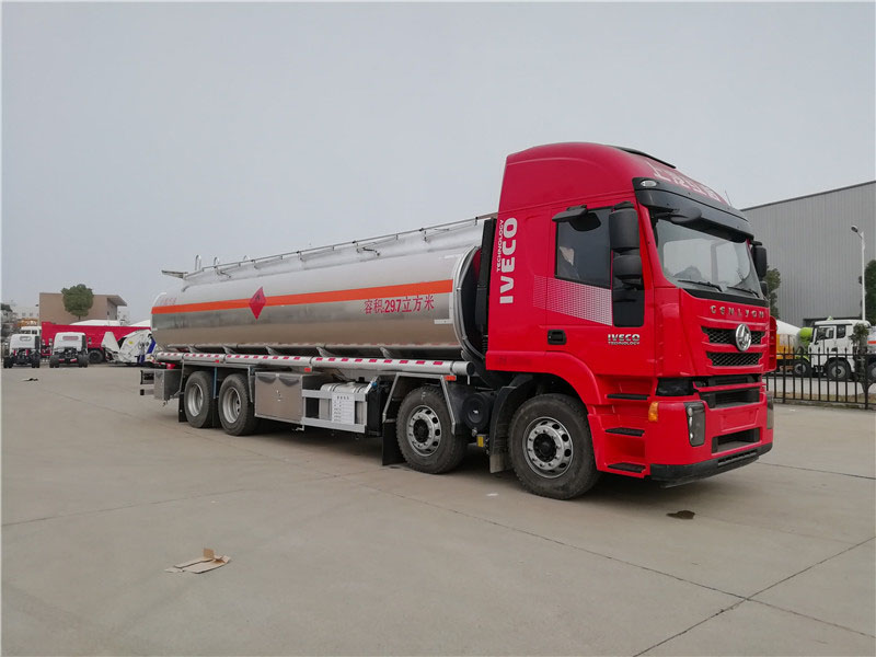 上汽紅巖29.7方前四后八鋁合金運油車，20噸運油車